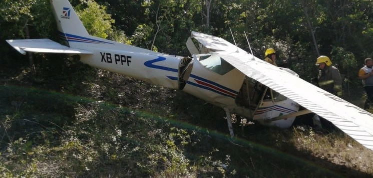 Imagen de una avioneta que cayó en zona de vegetación de Cancún en junio pasado. Foto La Jornada