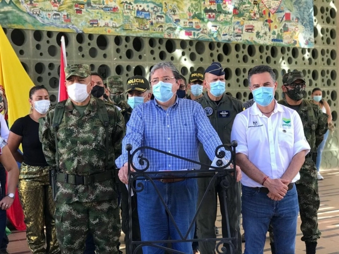 El ministro de Defensa de Colombia, Carlos Holmes Trujillo, en una conferencia de las Fuerzas Armadas sobre las masacres perpetradas en diferentes regiones. Foto Afp