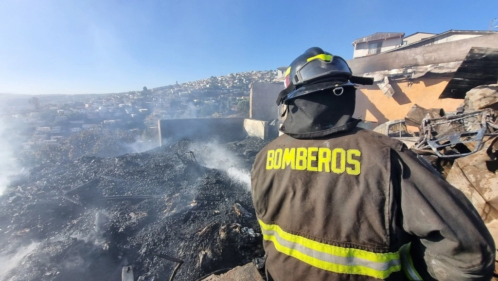 El incendio ocurrido en el Cerro Cordillera en Valparaíso, Chile, afectó al menos 20 casas. Foto Tomada de X @CBV1851   