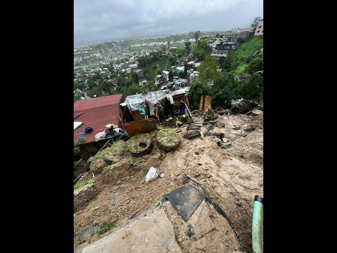 Dos menores de 4 y 14 años de edad murieron esta mañana en la colonia Tejamen, atrapados por el derrumbe de un alud que se fue abajo sobre su vivienda, en Tijuana, Baja California. Foto Mireya Cuéllar