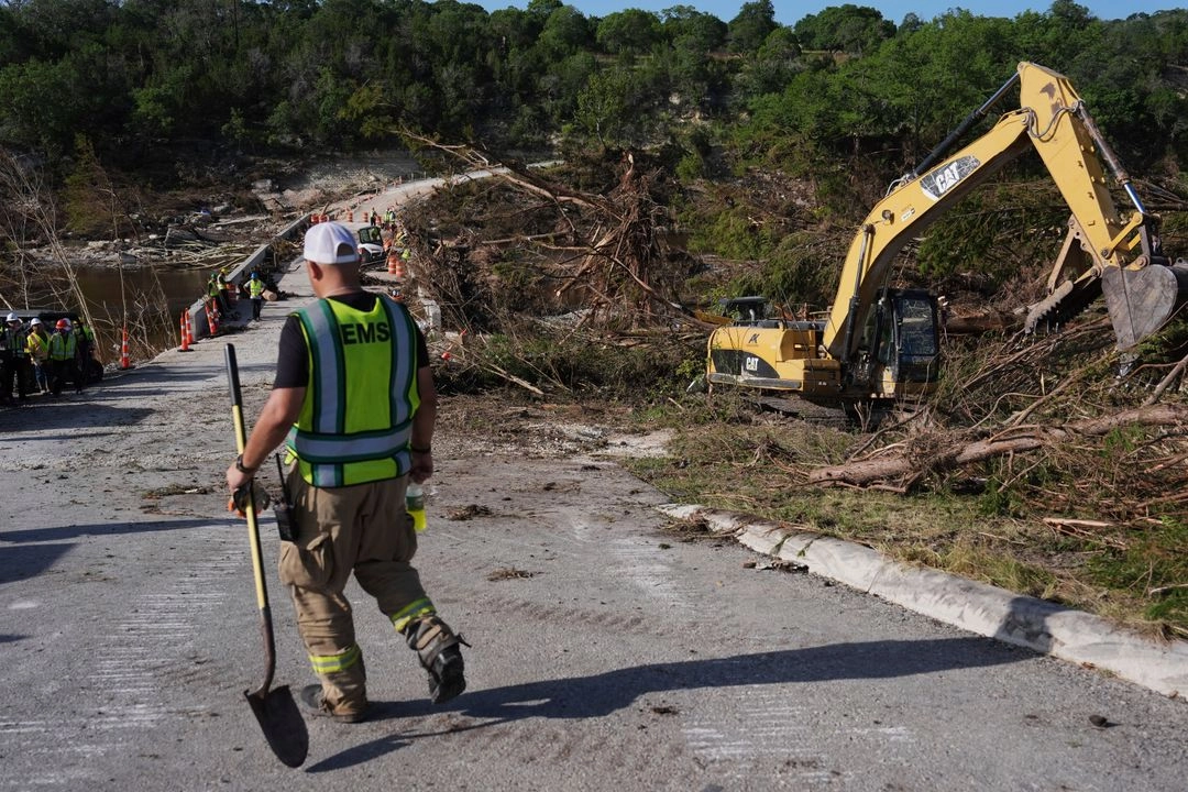 Equipos de rescate trabajan en el puente Cade Loop para limpiar los escombros tras la inundación en Ingram, Texas, el 10 de julio de 2025. Foto 