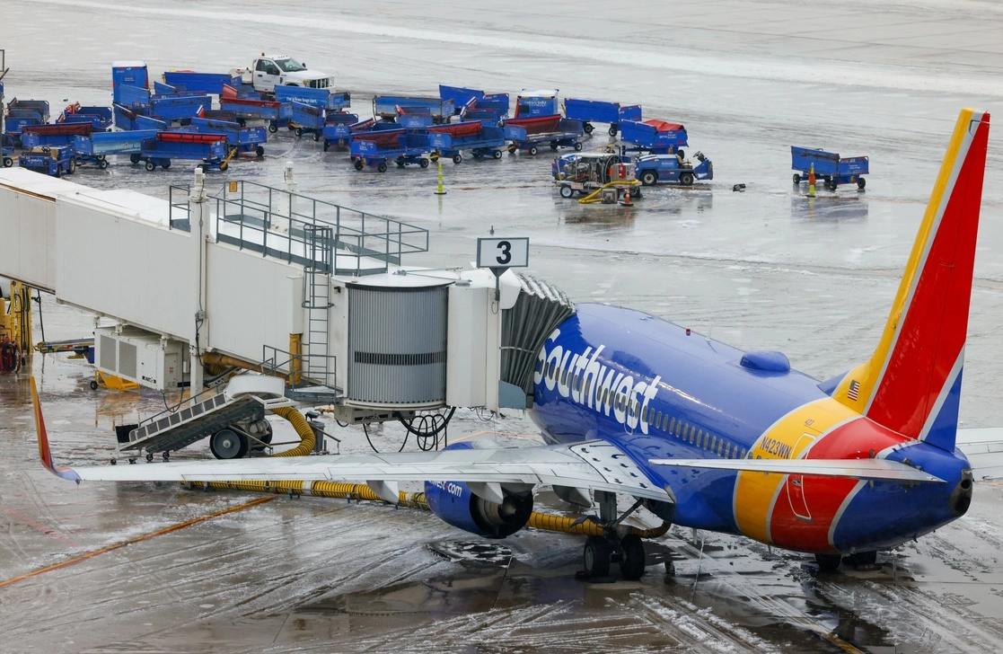 El aeropuerto Love Fields de Dallas, Texas, fue uno de los afectados por la tormenta invernal al sur de EU. Foto Ap