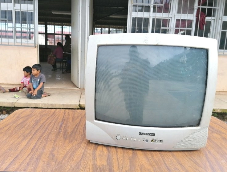 Esta fue la televisión que colocaron en una escuela primaria de Mexcaltepec. Foto Sergio Ocampo