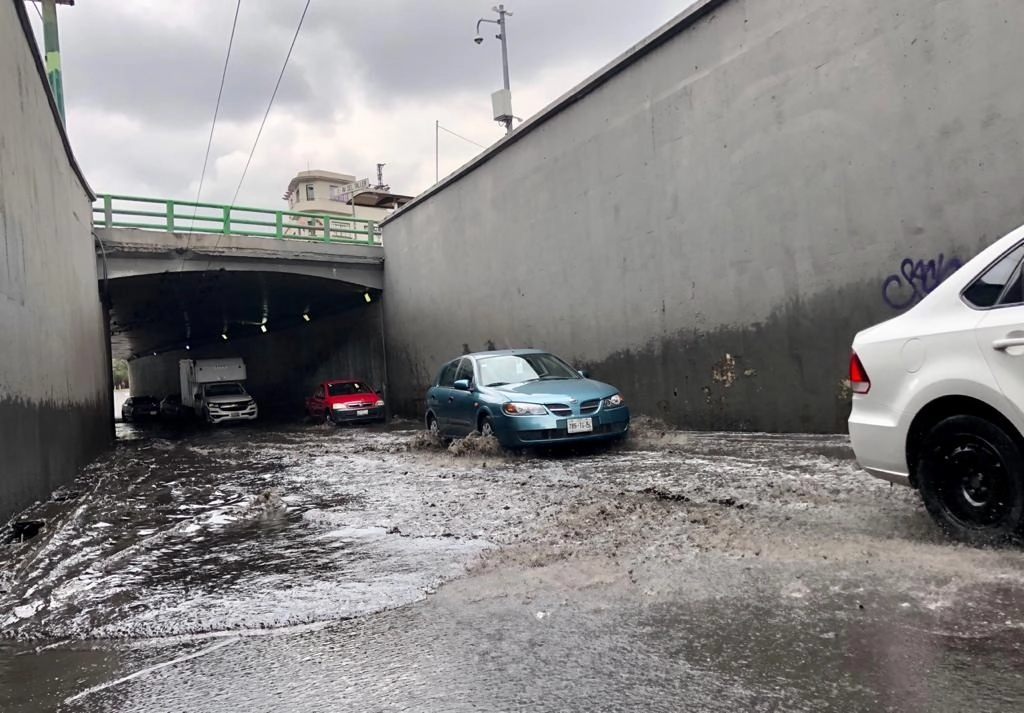 Puente vehicular anegado tras las lluvias en la Ciudad de México. Foto Roberto García Ortiz
