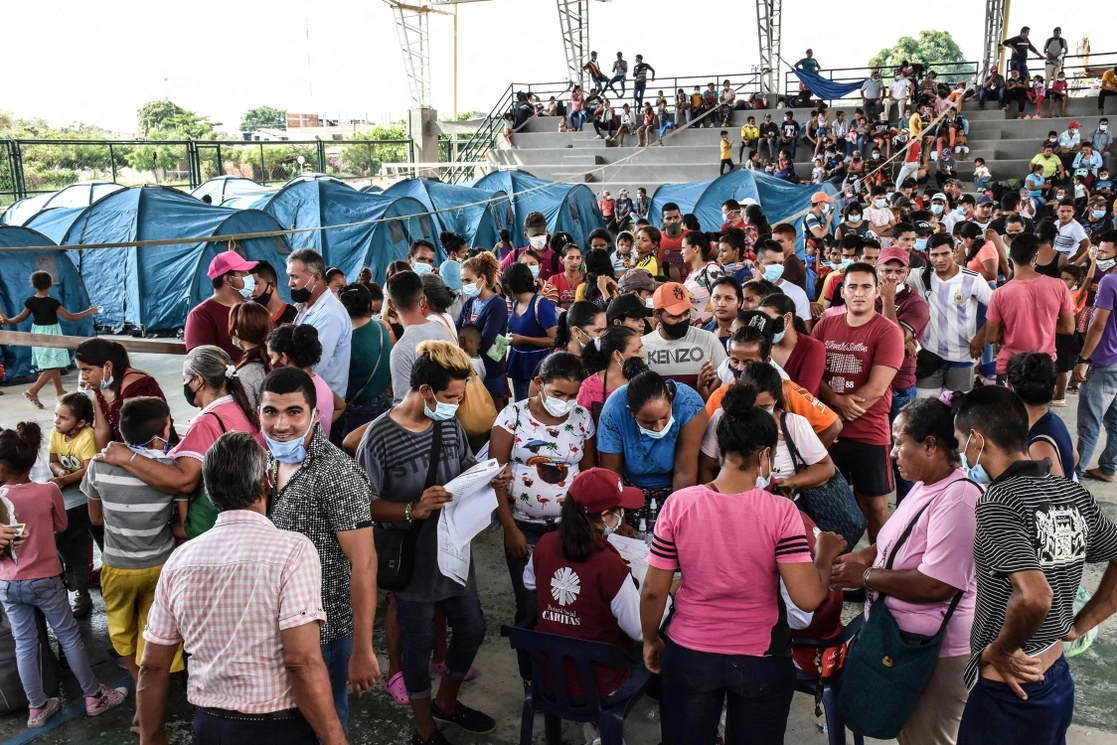 Venezolanos residentes en el sector La Coromoto, estado de Apure, se desplazan hacia el departamento de Arauca, en Colombia, luego de los enfrentamientos del domingo entre el ejército de Venezuela con un grupo armado cerca de la frontera con Colombia, el 22 de marzo de 2021. Foto Afp