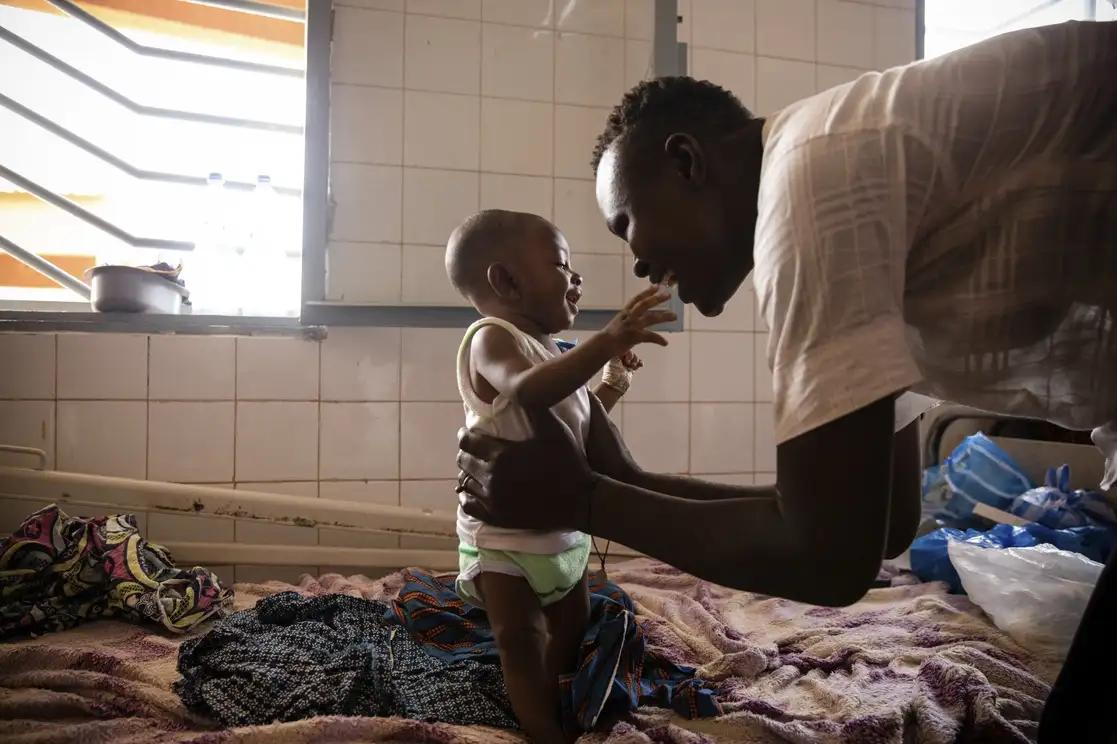 Niños que padecen desnutrición esperan por un tratamiento del Departamento de Pediatría del Hospital de  Boulmiougou en Uagadugú, Burkina Faso, el viernes 15 de abril de 2022. Foto Ap
