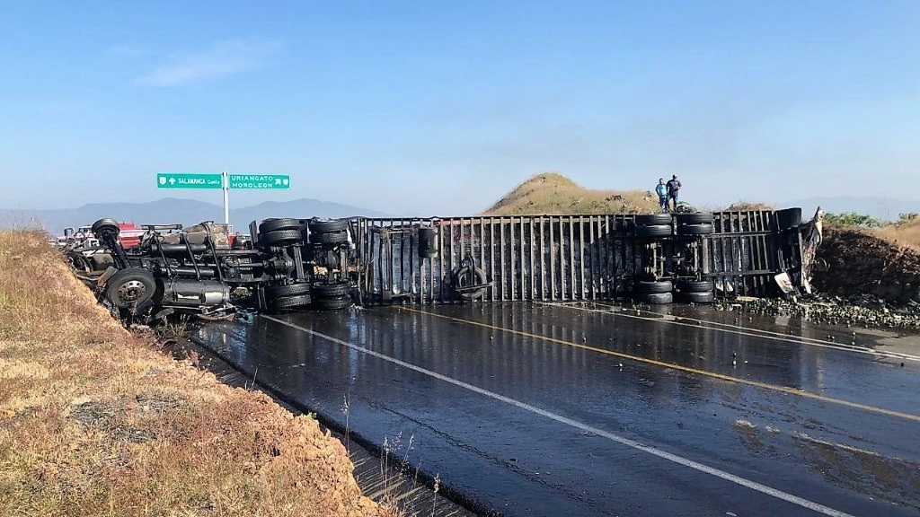 Un tráiler cargado de aguacate se volcó en la autopista Morelia-Salamanca, luego de chocar contra un auto. Se reportan dos muertos. Foto tomada del Twitter @GN_Carreteras