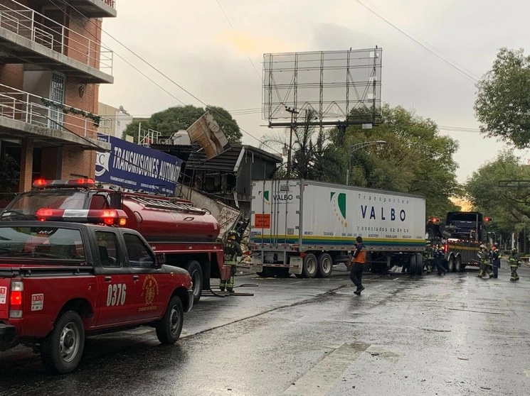 Dos personas perdieron la vida en un choque automovilístico registrado en Eje Central, al cruce con el Eje 6, en la alcaldía Benito Juárez, en la Ciudad de México, el 18 de agosto de 2020. Foto Alfredo Domínguez