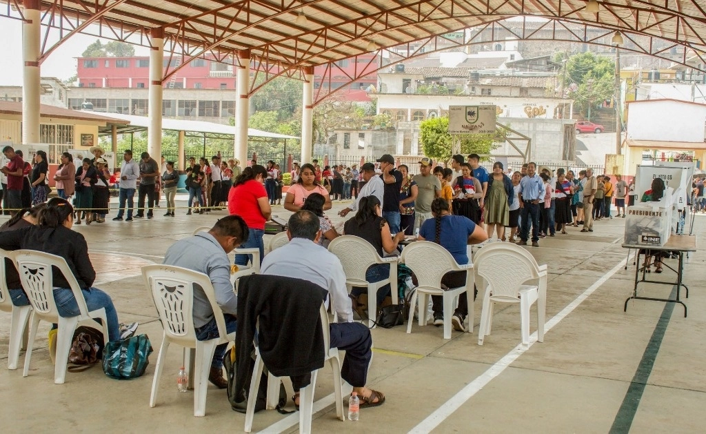 En una casilla electoral de Huauchinango, Puebla. Foto Estrella Josento / Cuartoscuro / La Jornada