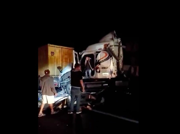 Un tráiler, que se habría quedado sin frenos, se impactó contra tres vehículos y luego contra la caseta de Zinapécuaro, de la autopista México-Guadalajara. El saldo fue de dos personas muertas. Imagen tomada de un video difundido en redes sociales