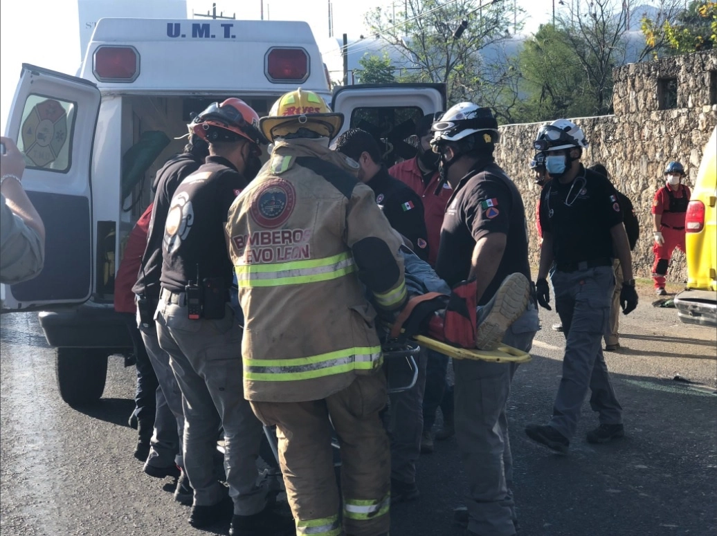 Paramédicos y rescatistas de Protección Civil de Santiago, del Estado y Bomberos acudieron al lugar del accidente para ayudar a los lesionados, cinco de los cuales fueron trasladados al Hospital Universitario, el 9 de diciembre de 2021. Foto tomada del Twitter de @PC_NuevoLeon