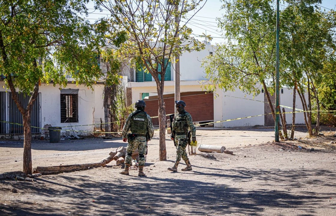 Tras el enfrentamiento entre militares y civiles armados en la comunidad Siqueros de Mazatlán, Sinaloa, se incautó armas, vehículos, armas y cartuchos. Foto 