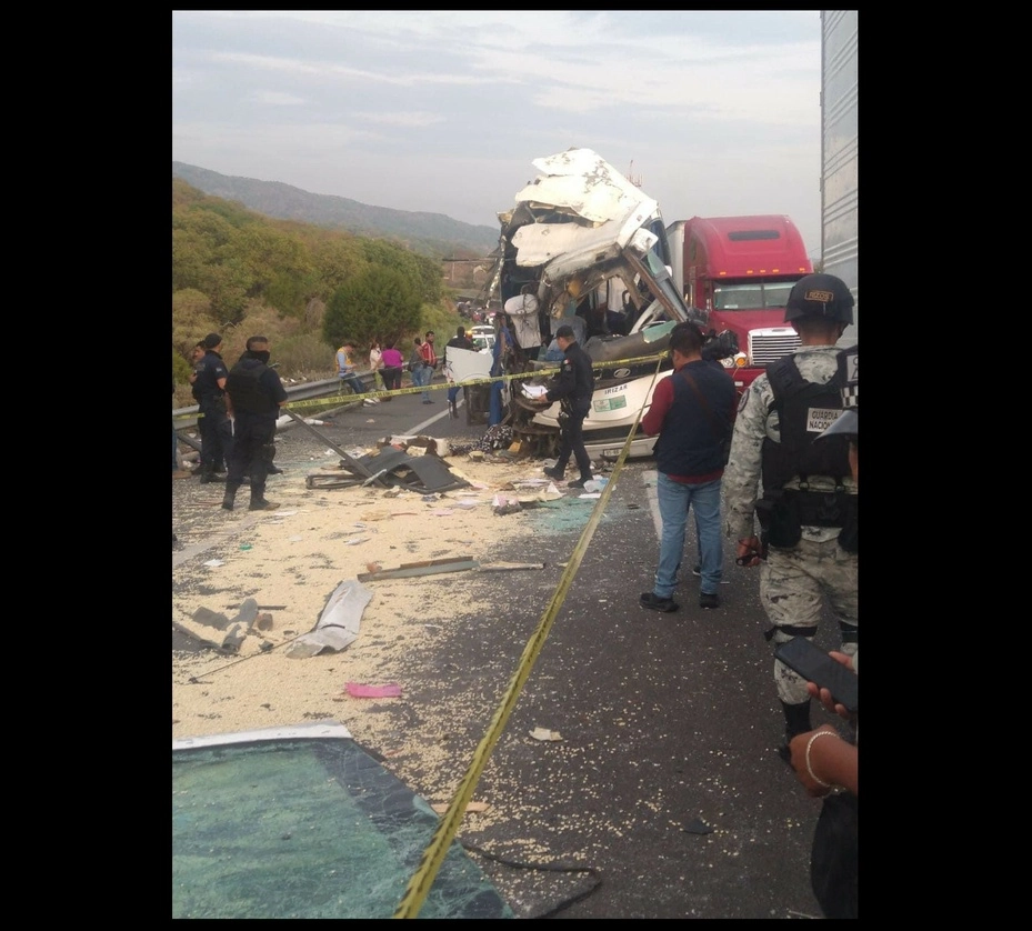 Comerciantes del centro de Santiago Ixcuintla, Nayarit, se accidentaron cuando iban a surtir mercancía a Guadalajara, Jalisco. El saldo fue de dos personas muertas y 20 heridos. Foto ‘La Jornada’
