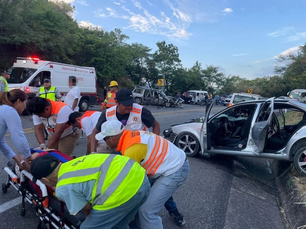 Dos personas murieron y ocho resultaron lesionadas, entre ellas cinco de nacionalidad venezolana, en un accidente automovilístico, informó la Secretaría de Protección Civil de Chiapas. Foto ‘La Jornada’