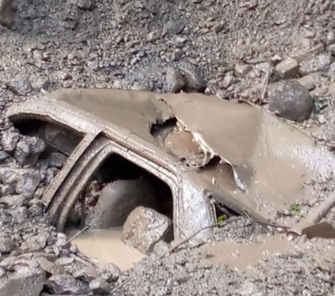 Dos personas murieron y otra más resultó herida luego de que el automóvil en el que viajaban quedó sepultado por el derrumbe de un cerro, provocado por las intensas lluvias en la región, en los límites de Hidalgo con Veracruz. Foto ‘La Jornada’