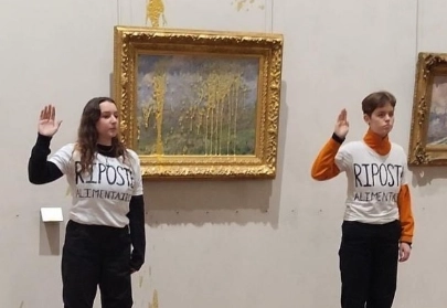 Las autoridades del recinto cultural dijeron que, a pesar de que el cuadro no resultó visiblemente dañado, este será revisado por un experto. Foto Twitter @riposte_alim.