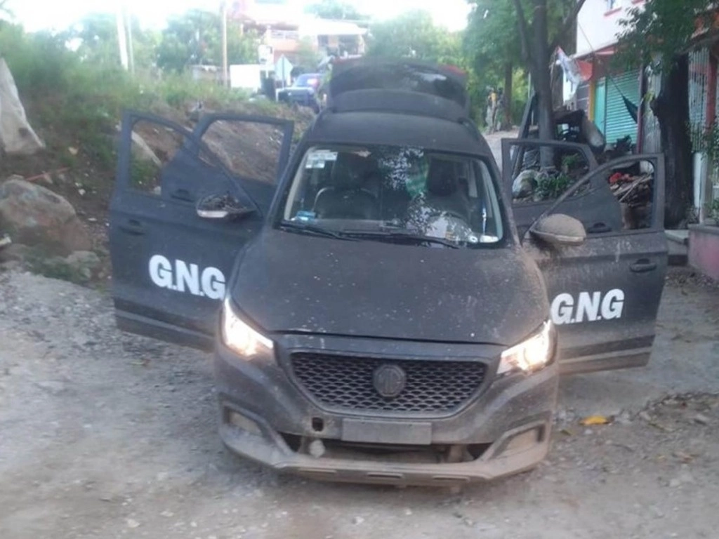 Tras el enfrentamiento de ayer jueves en Tecpan de Galeana, Guerrero, la Sedena detuvo a 11 presuntos militares, 16 vehículos (tres con blindaje artesanal), 15 armas largas, un fusil Barret y granadas. Foto Cuartoscuro 