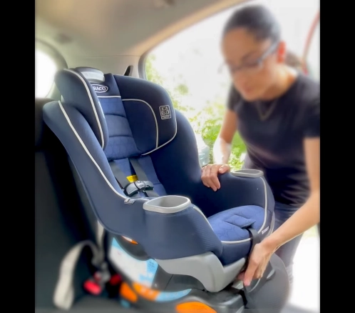 México carece de una Norma Oficial Mexicana que regule los dispositivos (sillas) en los que de manera obligatoria deberían transportarse los menores de edad. 