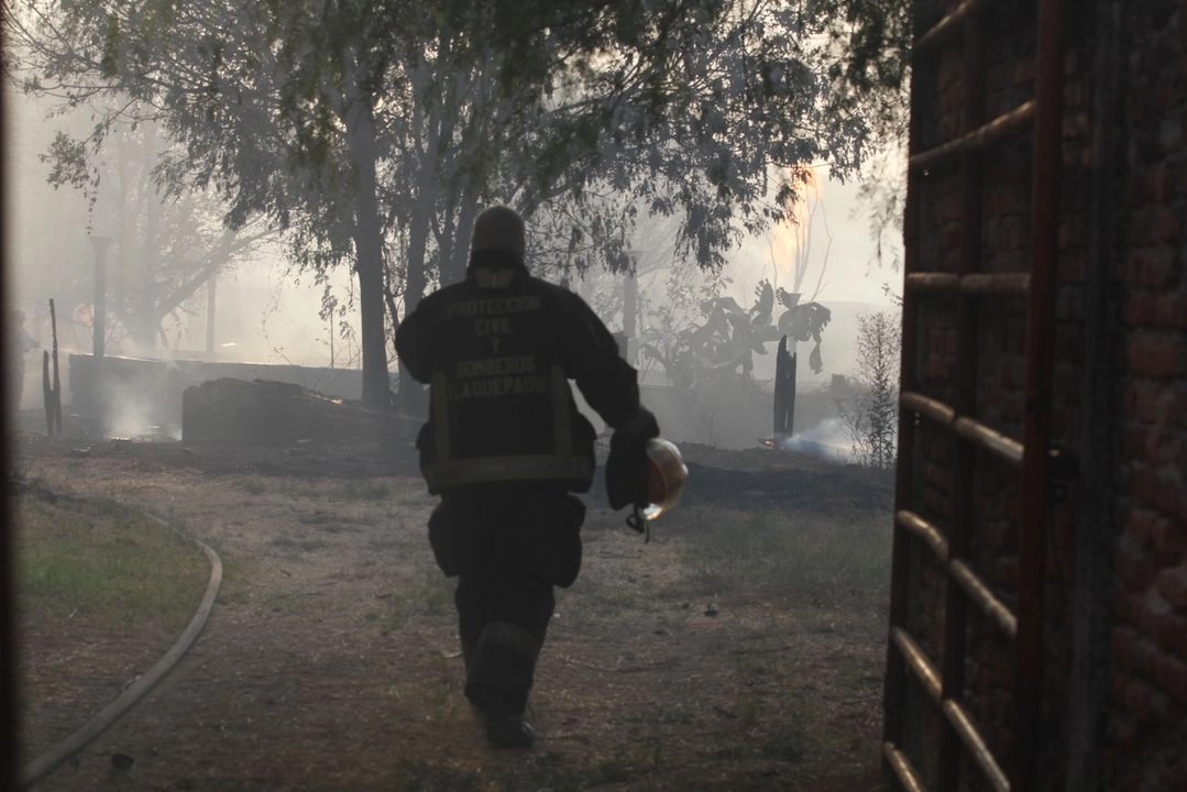Bomberos de Tlaquepaque combatiendo el incendio. Foto