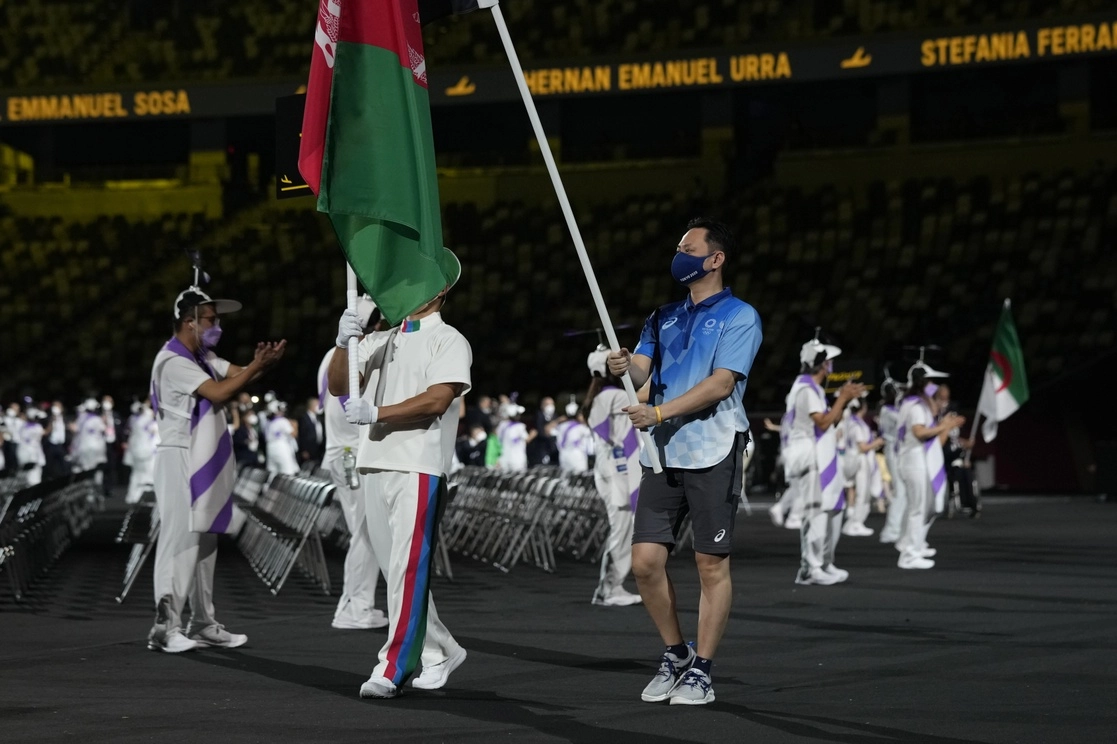 La bandera afgana desfiló el martes simbólicamente en la ceremonia inaugural de los Juegos Paralímpicos en Tokio, a pesar de la ausencia de la delegación del país. el 24 de agosto de 2021. Foto Ap