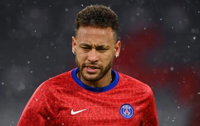 Neymar, del PSG, fue sancionado con dos partidos de suspensión y un tercero suspensivo por su expulsión el pasado fin de semana en la derrota parisina contra el líder de la Ligue 1 Lille, informó la Liga de Futbol Profesional. Foto Afp
