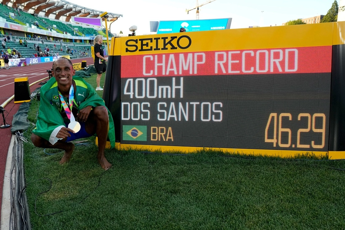 Alison dos Santos logró el triunfo con un tiempo de 46.29 segundos, récord de los Mundiales de Atletismo. Foto Ap.