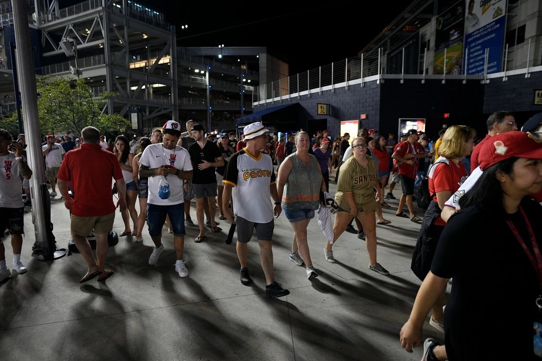 La gente se va del estadio tras la cancelación del juego. Foto Ap