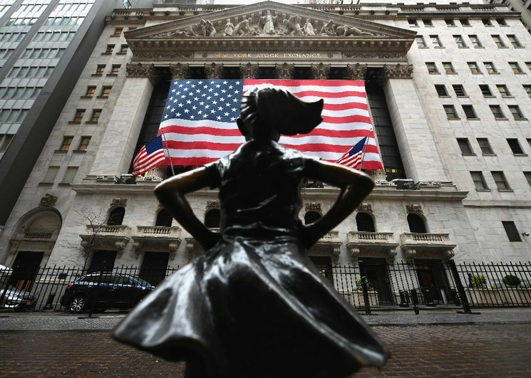 La estatua de 'The Fearless Girl' se encuentra frente a la Bolsa de Nueva York, cerca de Wall Street. Foto AFP 