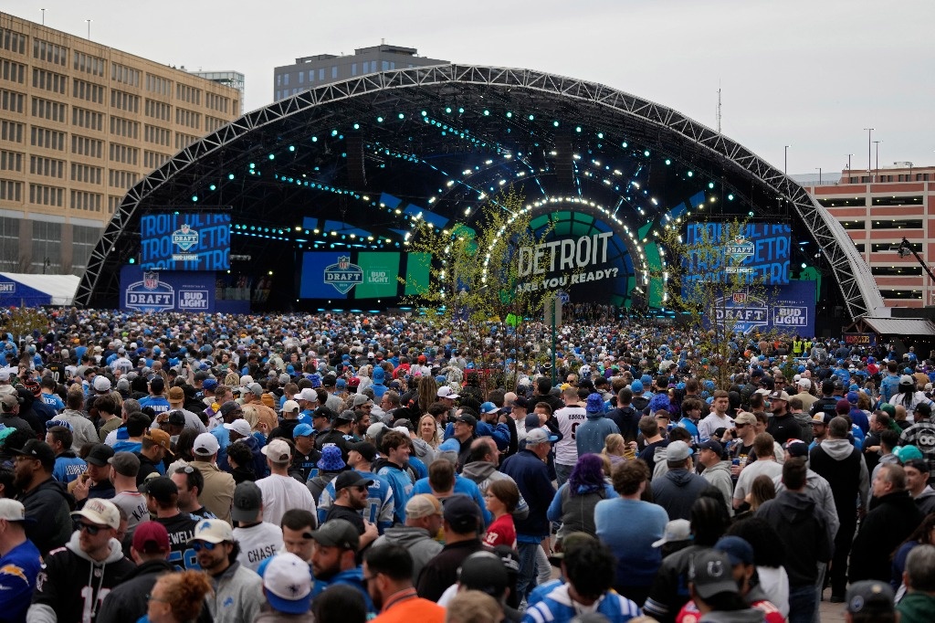 NFL Draft sets attendance record with 700,000 people