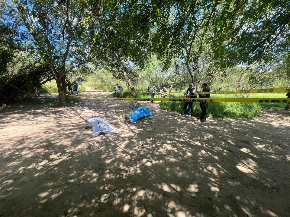 La víctima fue identificada como Pedro “D”, de 24 años, originario de Tulimán, Guerrero. De acuerdo con sus familiares, intentaba cruzar el río en busca del “sueño americano”, pero perdió la vida en el intento. Foto 