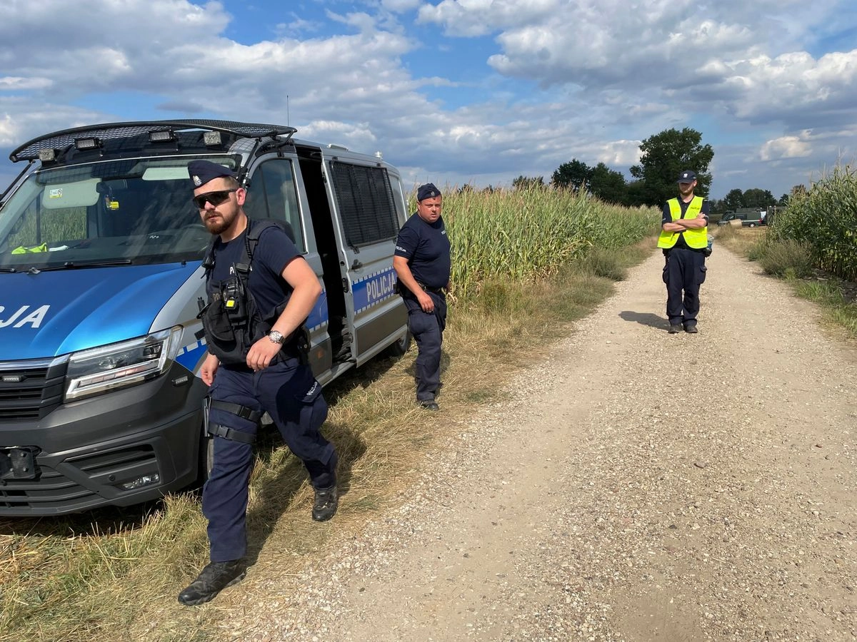 La policía asegura el área de un campo de maíz donde un dron ruso se estrelló y explotó en Osiny, Polonia, el 20 de agosto de 2025. Foto 