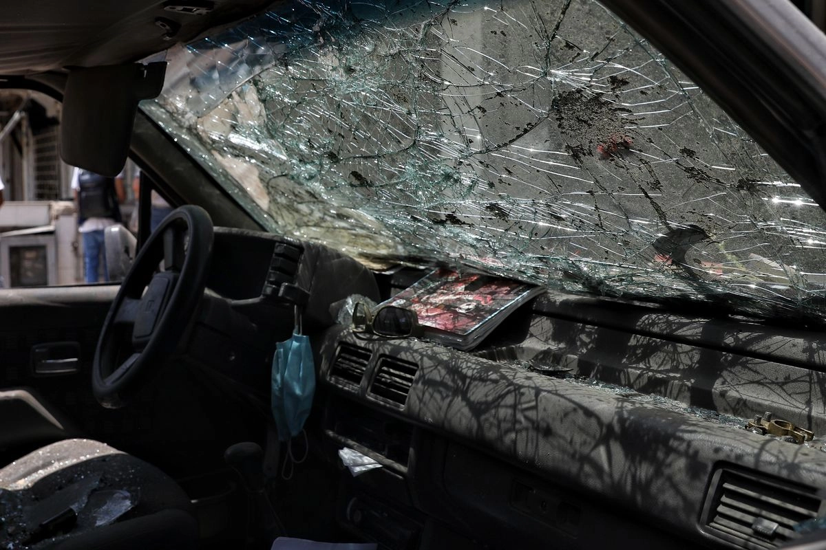 El parabrisas de un automóvil se hizo añicos un día después de la explosión de un coche bomba frente a una base de la Fuerza Aérea en Cali, Colombia, el viernes 22 de agosto de 2025. Foto