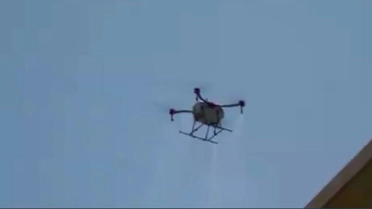 Un portavoz del alcalde de Surabaya dijo que el uso de drones para la desinfección es necesario en zonas con casos confirmados. Foto captura de pantalla Twitter @Reuters