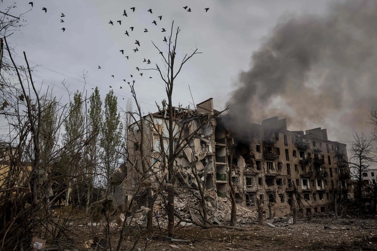 Edificio residencial impactado tras un ataque ruso en la ciudad de Kostyantynivka, en la región de Donetsk, Ucrania, el 12 de octubre de 2025. Foto