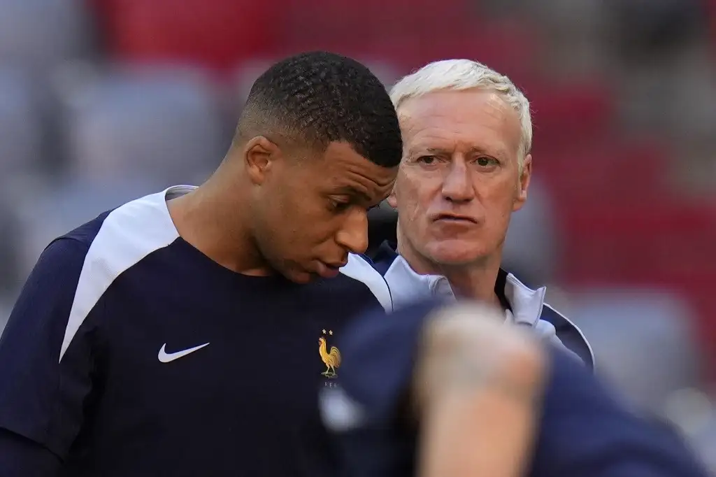 El jugador Kylian Mbappé junto a su entrenador, Didier Deschamps, durante un entrenamiento,  el 8 de julio de 2024. Foto Ap
