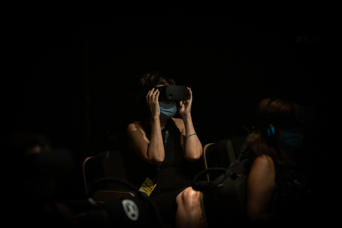Una mujer observa por unas gafas de realidad virtual el filme ‘Symphony’ en CosmoCaixa, Barcelona. Foto David Zorrakino/ Archivo

