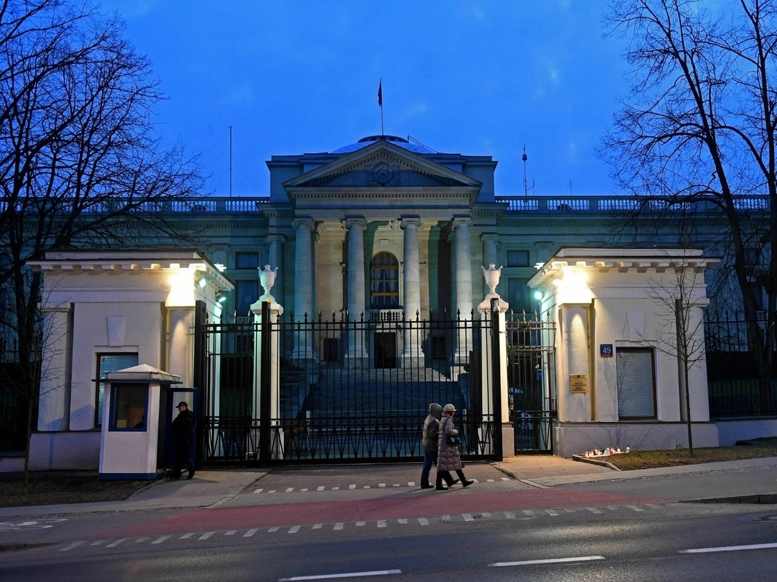 Alemania, Suecia y Polonia anunciaron que expulsarán cada uno a un diplomático ruso. En la imagen, la embajada rusa en Varsovia. Foto Afp / Archivo