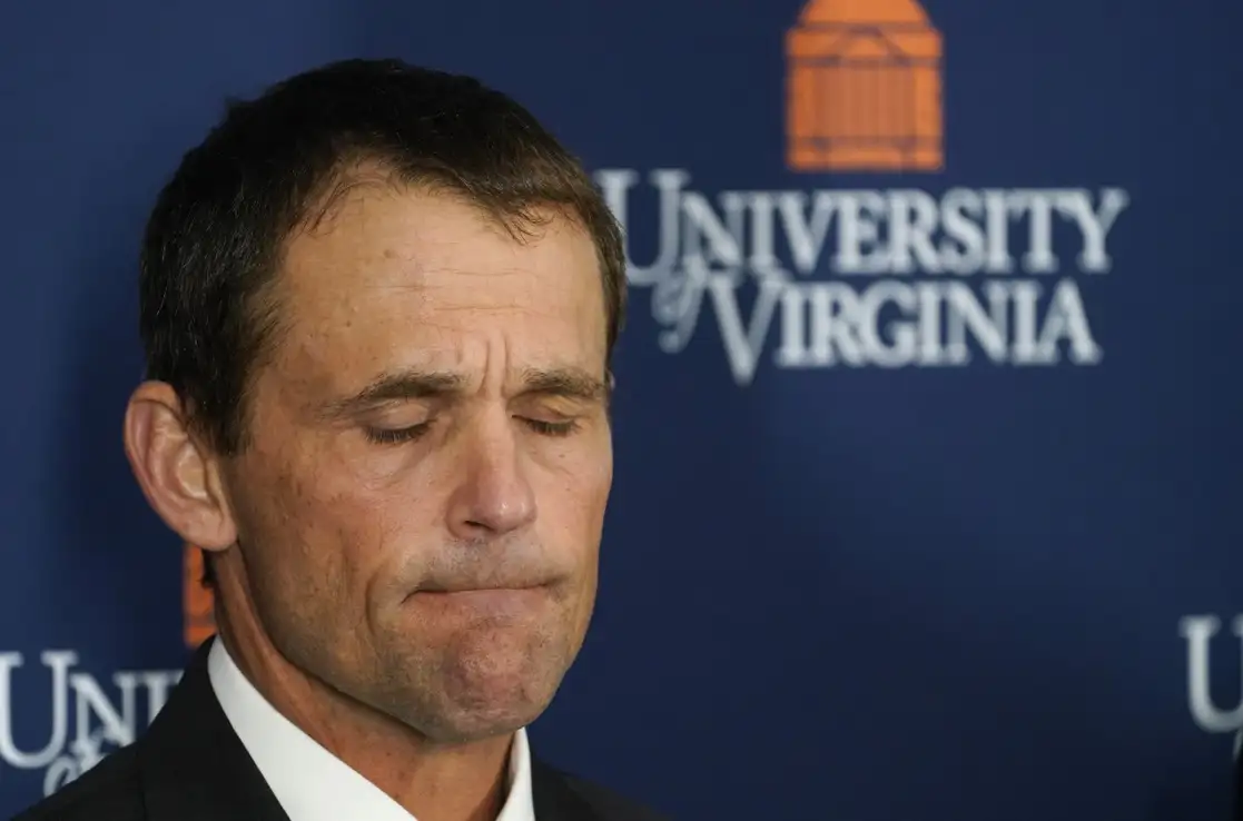 El presidente de la Universidad de Virginia, Jim Ryan, durante una conferencia de prensa sobre el tiroteo que dejó tres estudiantes muertos, el 14 de noviembre de 2022. Foto Ap 