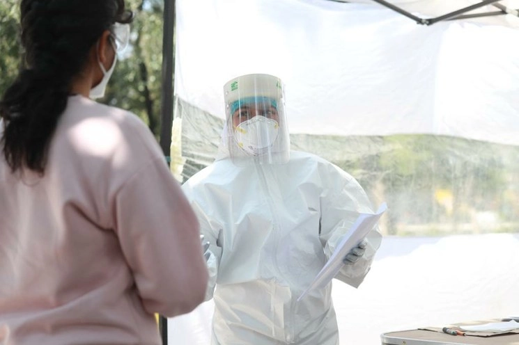 Personal médico del Gobierno de la Ciudad de México realizan toma de muestras para la detección de Covid-19 en el Jardín Artes Gráficas de la colonia Doctores, Ciudad de México. Foto María Luisa Severiano