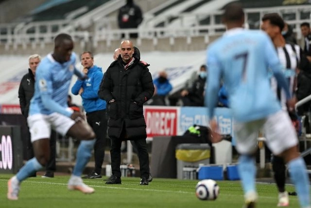 "Pep y el equipo han realizado una temporada extraordinaria y el hecho de haber llegado a la final de la Champions tras un año muy complicado representa un momento verdaderamente histórico para el club", dijo Mansour. Foto Scott Heppell / Pool / Afp