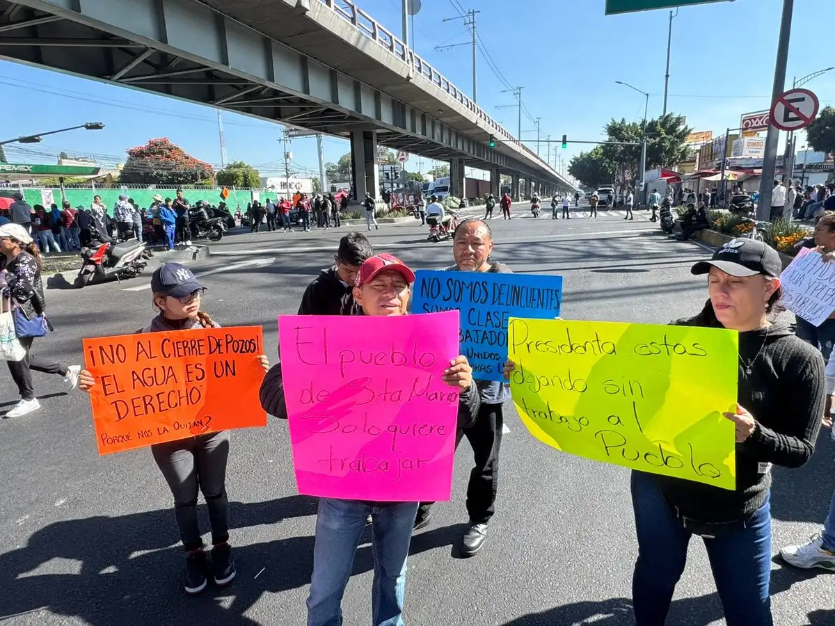 Empleados y dueños de locales de abasto de agua purificada bloquean el Eje 6, al cruce con Ermita, para exigir que se les permita trabajar a las pipas que les reparten el líquido, en la Ciudad de México, el 27 de octubre de 2025. 