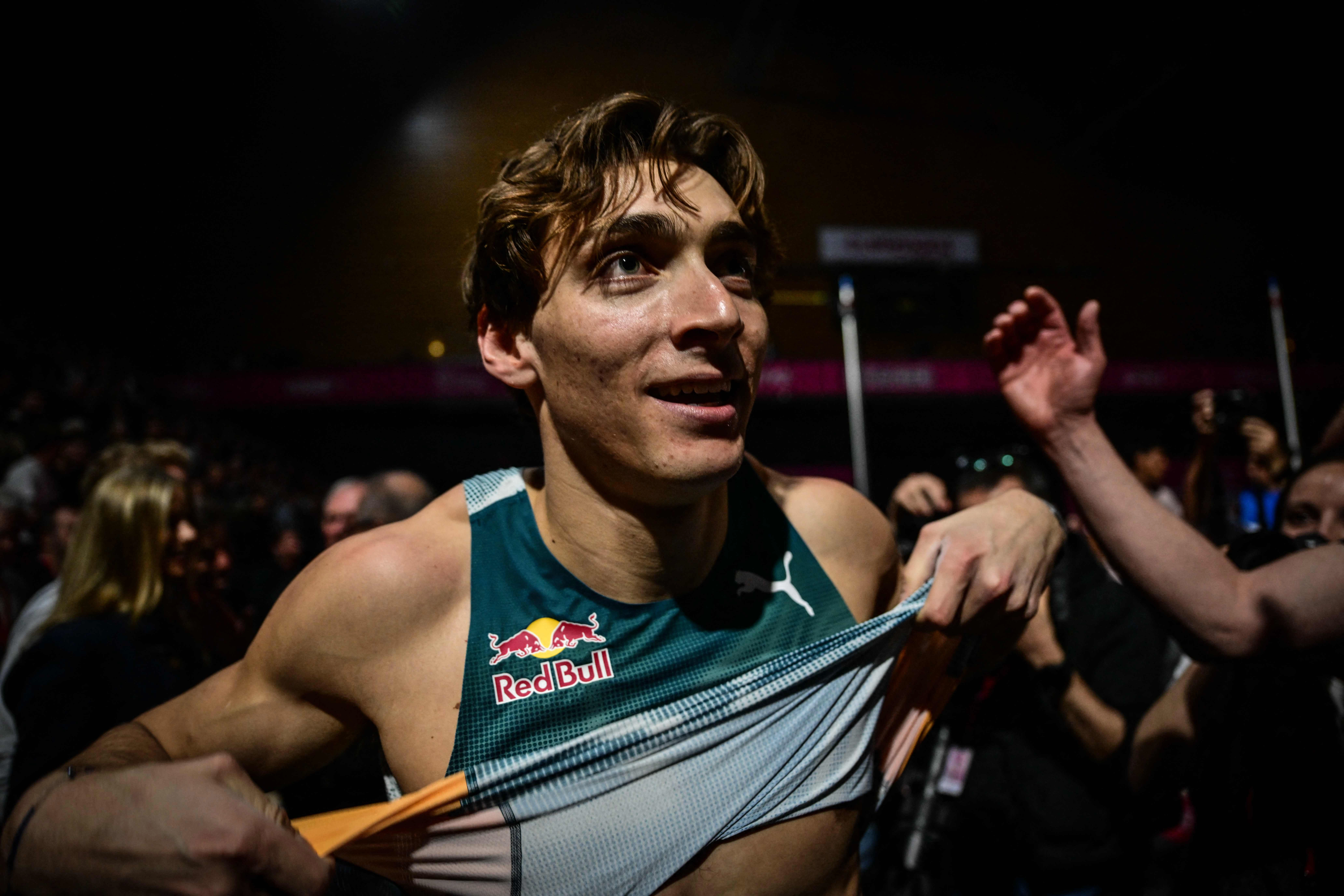 El atleta sueco Armand Duplantis celebra después de batir su propio récord mundial en 6,27 m en el evento de salto con pértiga masculino durante la reunión internacional de atletismo en pista cubierta All Star Perche en la Casa de los deportes en Clermont-Ferrand, centro de Francia, el 28 de febrero de 2025.  Foto 