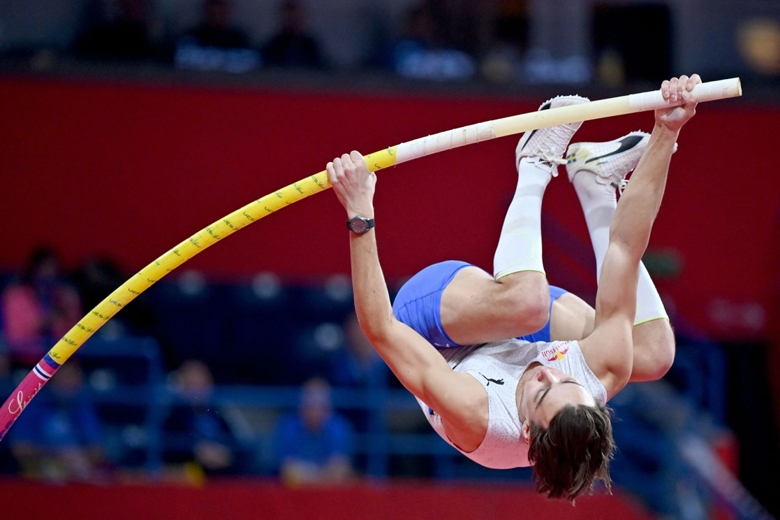 Con este nuevo récord, Duplantis se perfila como el favorito absoluto al título mundial en sala que se disputará la próxima semana en Belgrado. Foto Afp