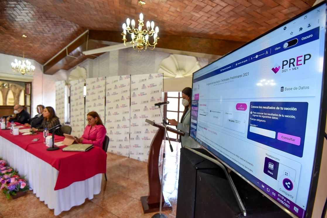Karina Ivonne Vaquera (al centro en la mesa), consejera del Instituto Electoral del Estado de México, acompañada de sus homólogos Sandra López, Francisco Bello y Francisco Javier López, presenta en conferencia de prensa cifras del Programa de Resultados Electorales Preliminares de las elecciones del domingo, el 7 de junio de 2021. Foto Cuartoscuro
