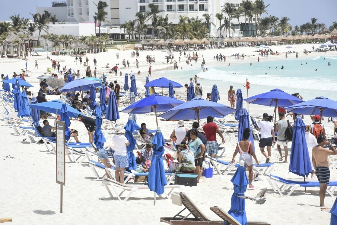 Personas toman vacaciones en una playa de Quintana Roo. Foto Cuartoscuro /Archivo
