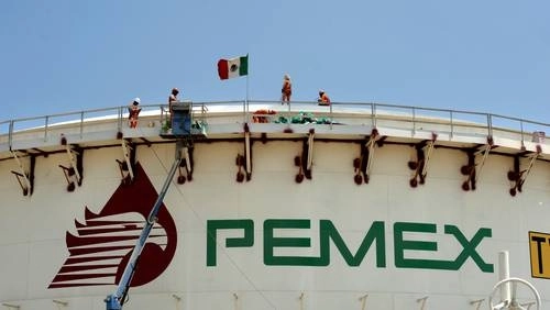 Una mayor probabilidad de un canje de deuda forzoso y pérdidas excesivas para los tenedores de bonos aumentarían la presión sobre la calidad crediticia de Pemex. Foto Presidencia