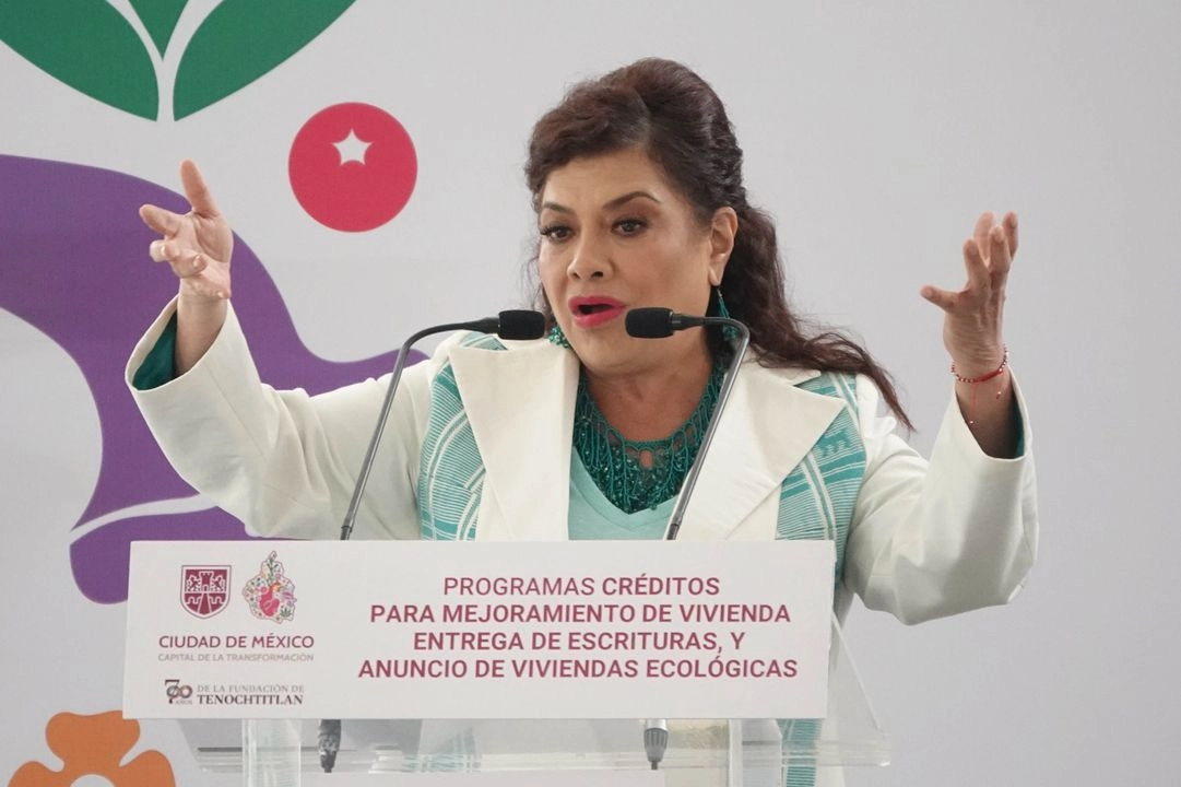 La mandataria encabezó la entrega de cinco mil 642 créditos para mejoramiento de vivienda y 500 escrituras, que representan una inversión de  855.4 millones de pesos en favor de cerca de 20 mil habitantes e incluye apoyos del nuevo eje de vivienda progresiva para las familias que crecen y habitan el mismo inmueble. Foto 