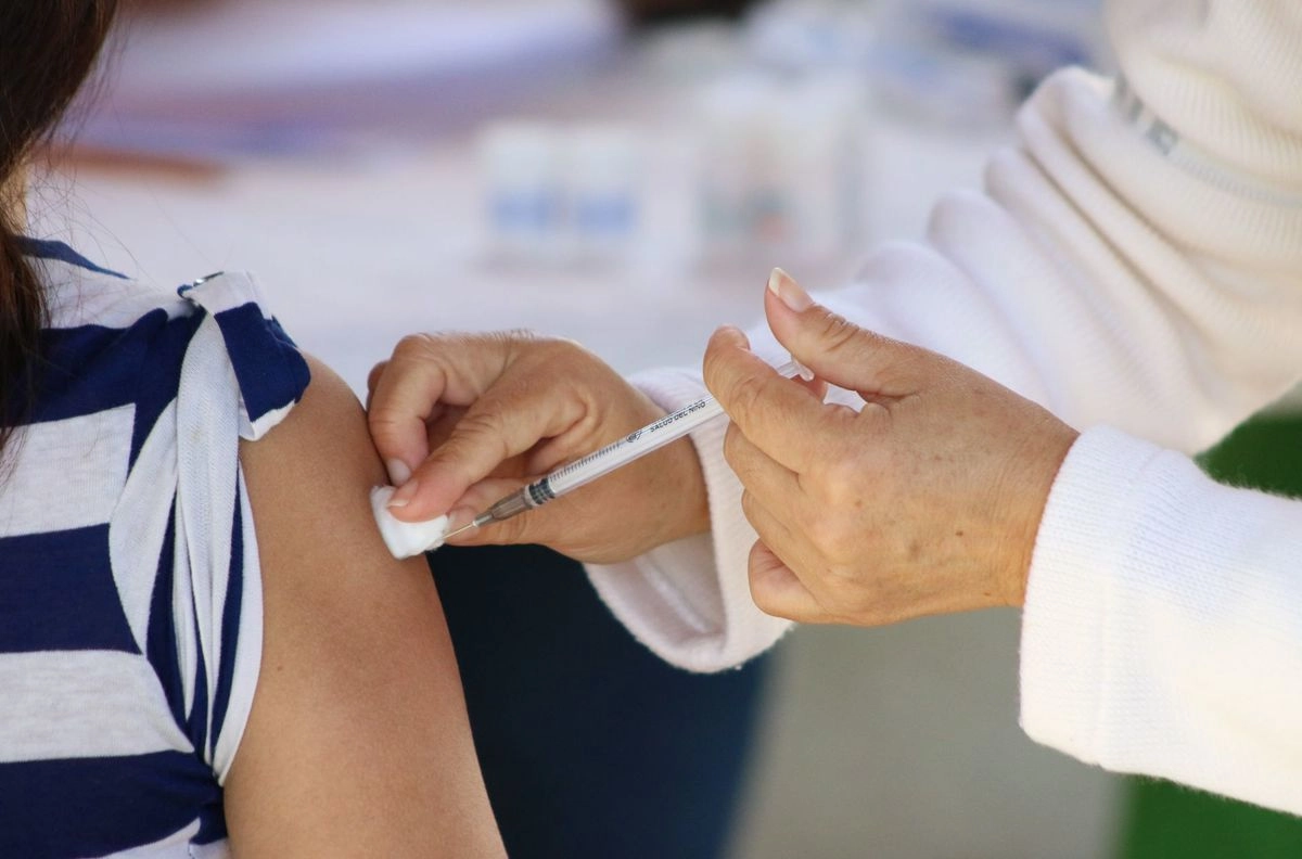 Para controlar el brote de sarampión que se registra en Chihuahua, autoridades del sector salud duplicarán la aplicación de la vacuna contra este padecimiento. Foto 