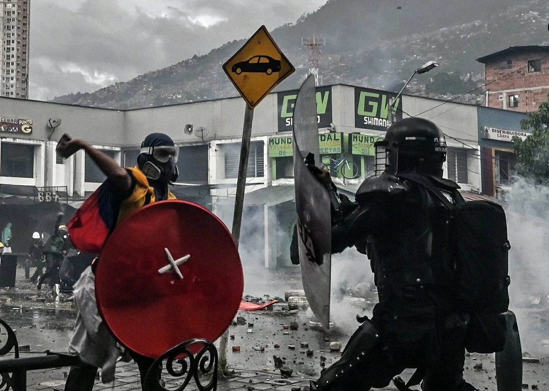 En Medellín una protesta contra las políticas del presidente Iván Duque terminó en enfrentamientos con la policía hace unos días. Foto Afp