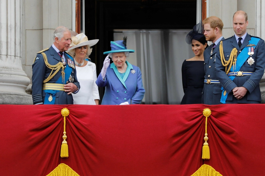 La familia real en el balcón del Palacio de Buckingham para ver un paso militar para conmemorar el centenario de la Royal Air Force, el 10 de julio de 2018. Foto Afp